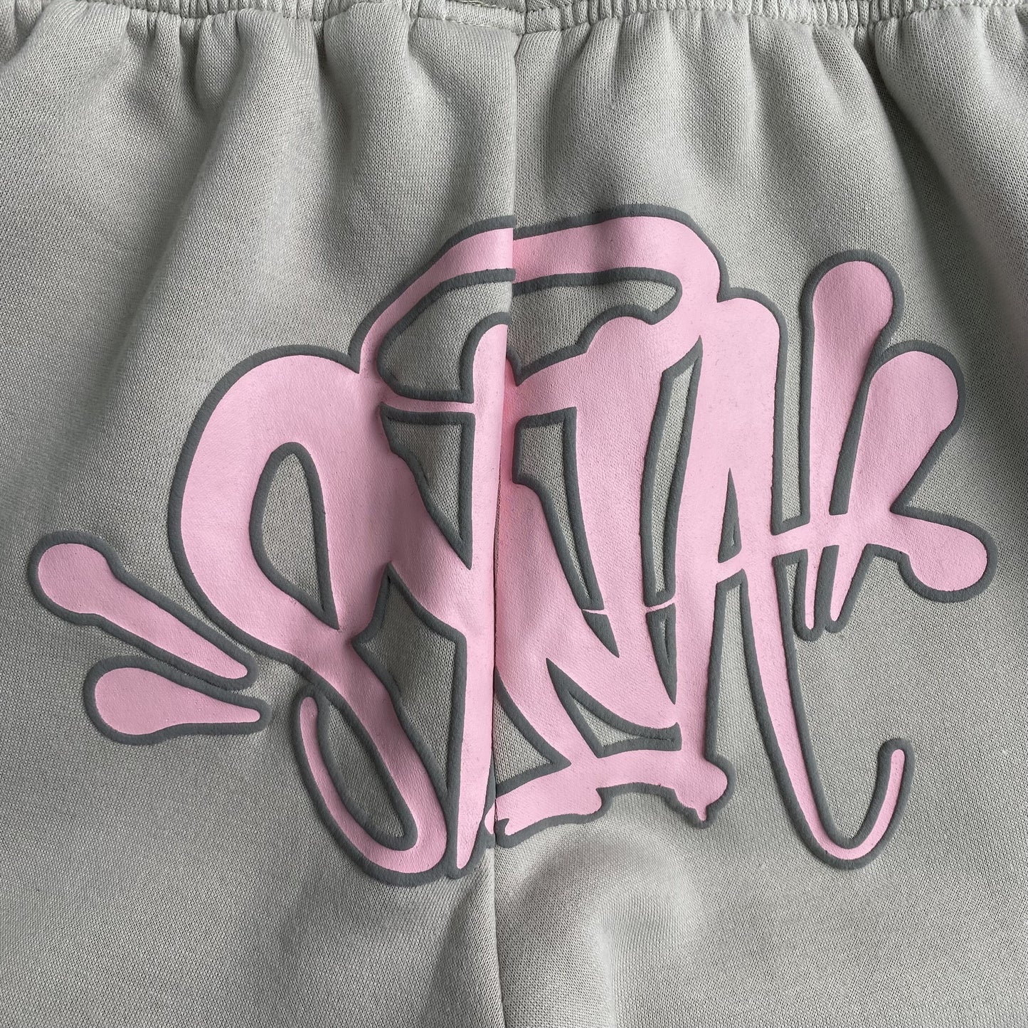 SYNA WORLD SYNA LOGO PANTS GREY PINK
