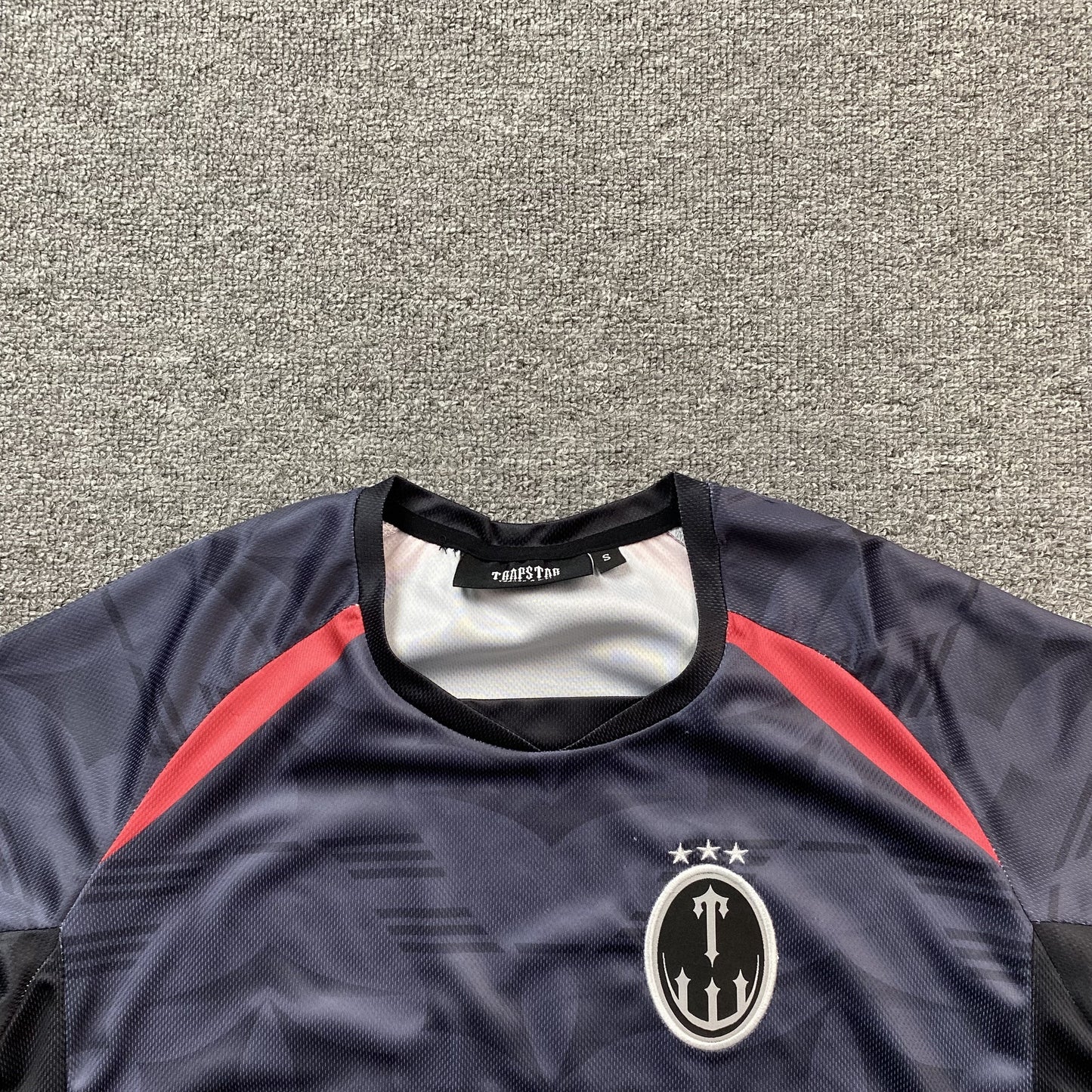 TRAPSTAR IRONGATE FOOTBALL JERSEY BLACK RED