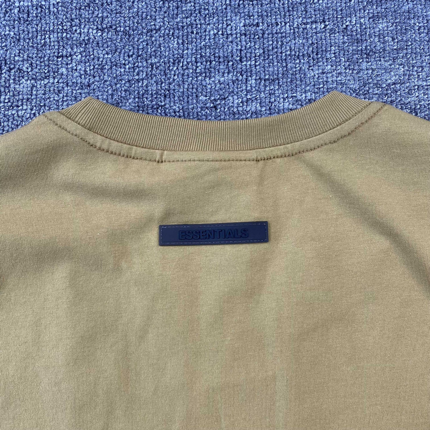 FEAR OF GOD ESSENTIALS TEE AMBER