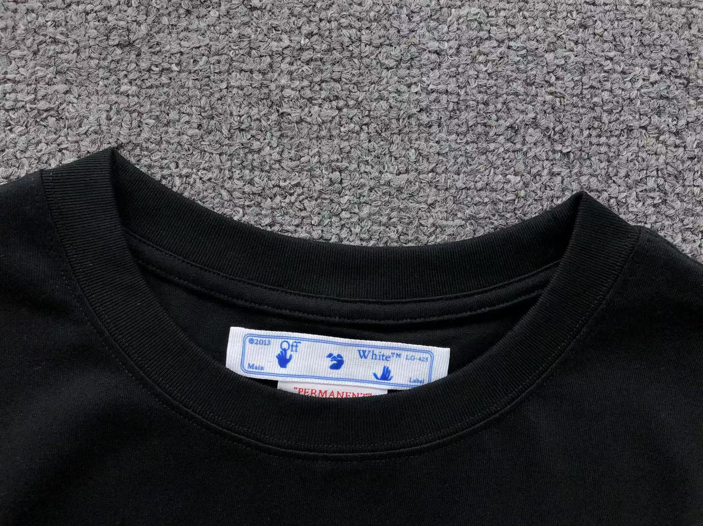 Off White Acrylic Arrow Tee Black