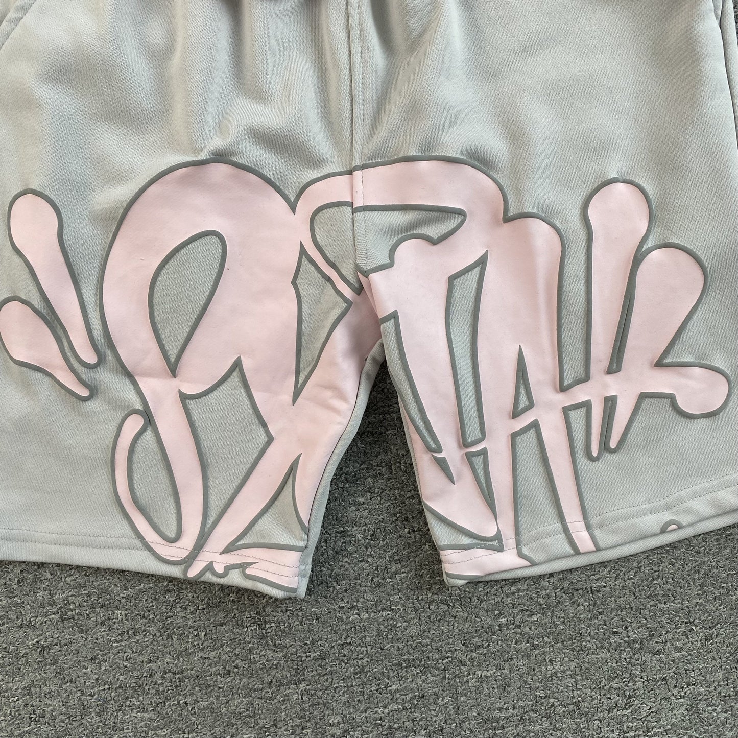 SYNA WORLD SYNA LOGO SHORTS GREY PINK