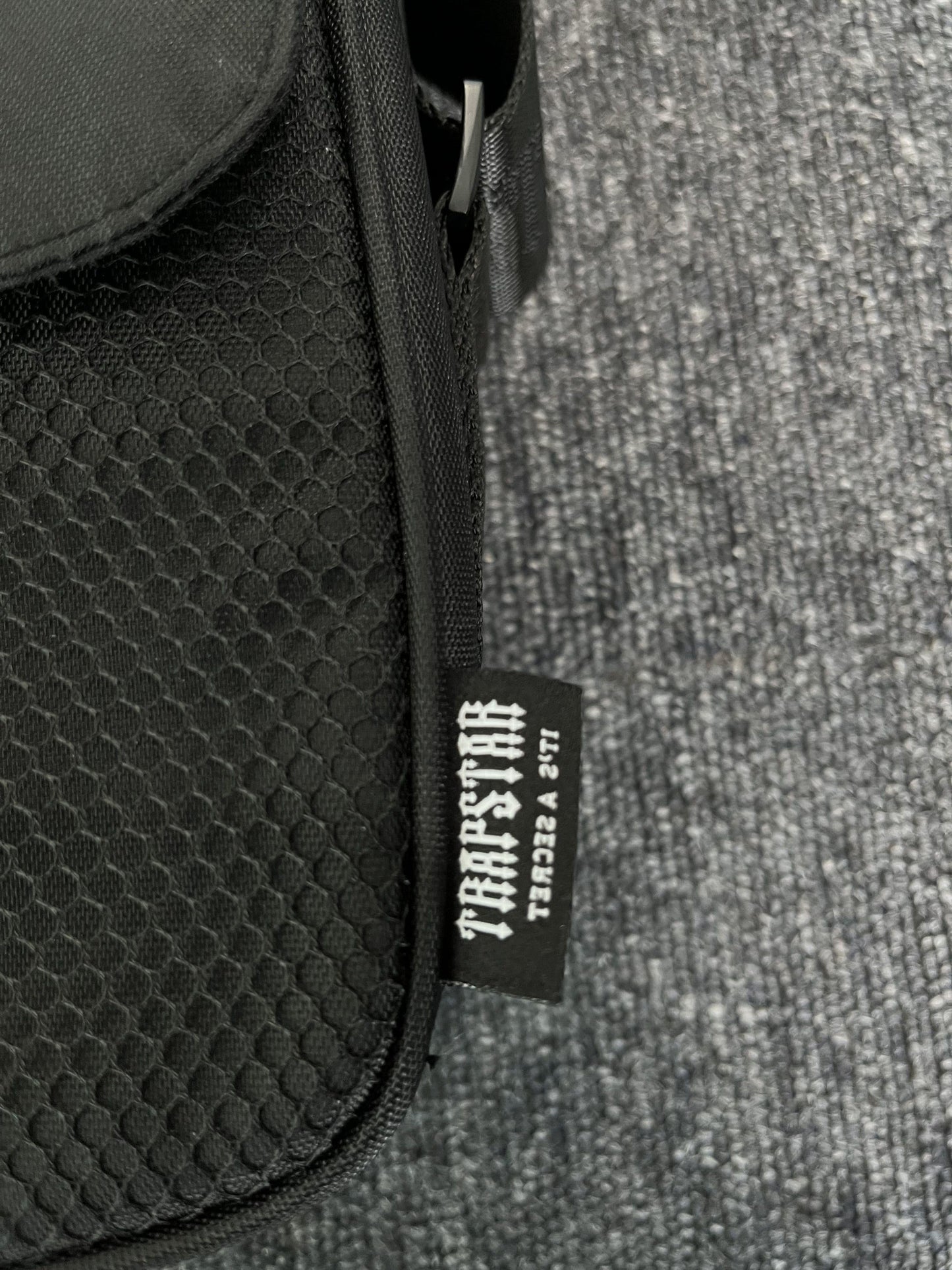 TRAPSTAR IRONGATE T CROSSBODY BAG BLACK EDITION